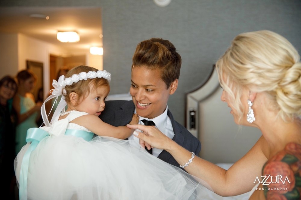 bride_plays_with_flower_girl