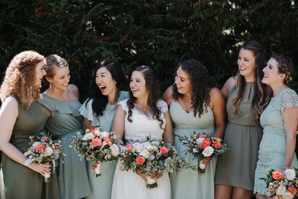 bride_laughing_with_bridesmaids