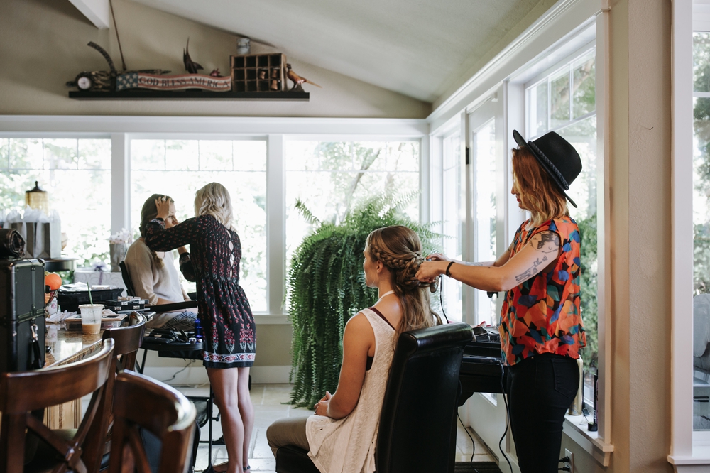 bride_getting_hair_done