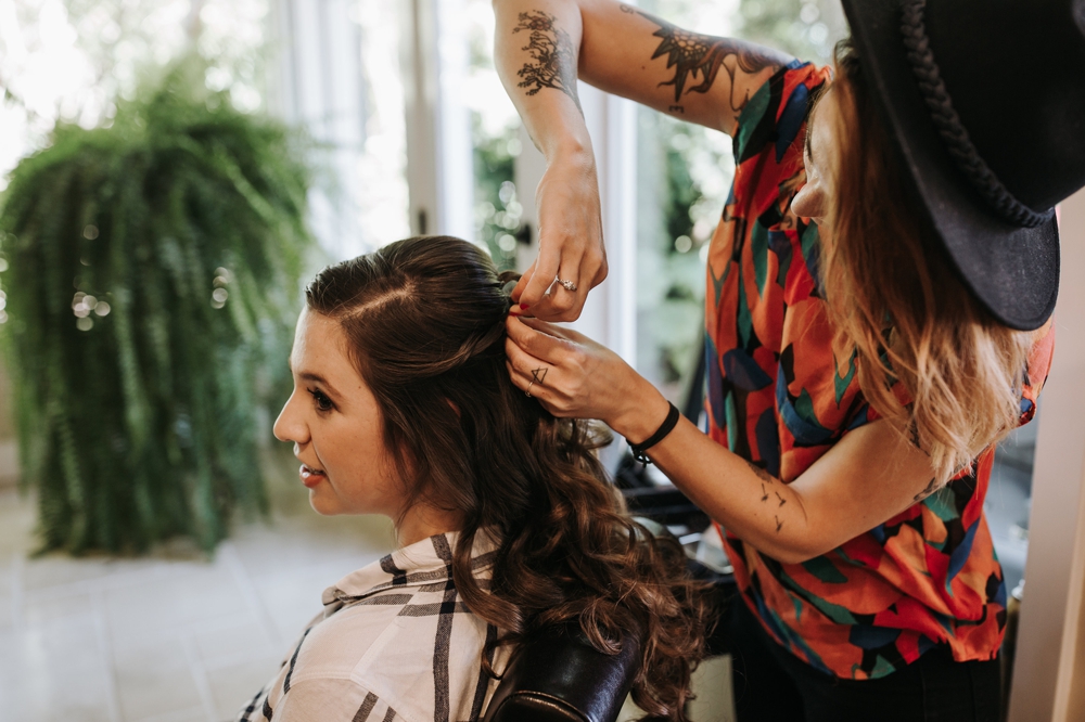 bride_getting_hair_done