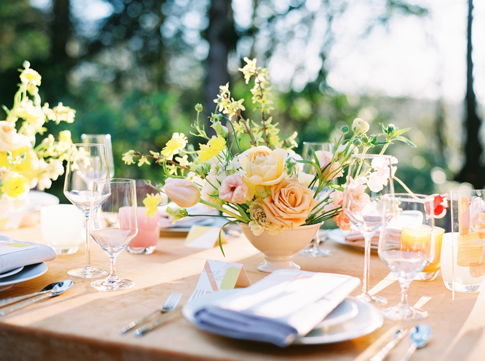 flowers-and-place-setting