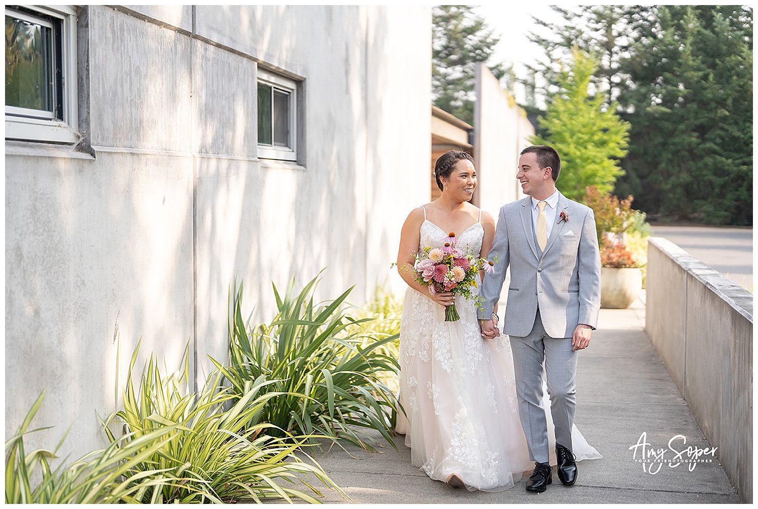 bride and groom outdoor portraits 